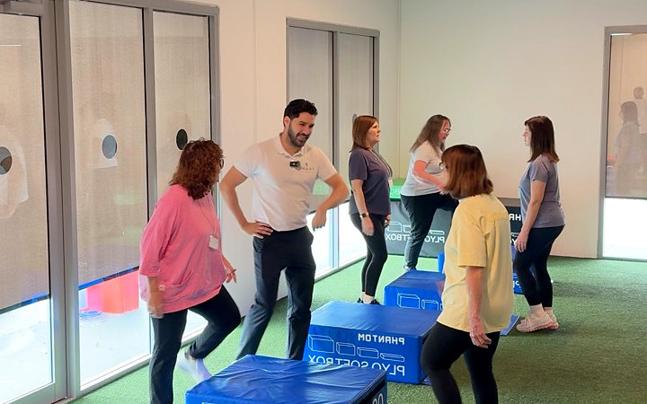 A Clinical Exercise Physiologist leading a small group exercise session at Frame Physiology.